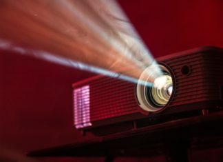 Профессиональный ремонт проекторов в Москве: вернем вашему оборудованию четкость изображения